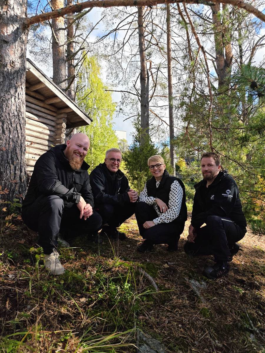 Kohmansalon Metsäkuljetuksen henkilöstöä metsässä